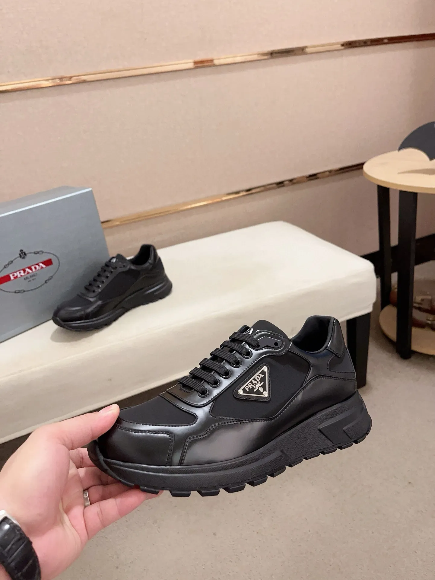 Men's Men's Shoes 💰 580💰 ✔️✔️✔️High-quality new PRADA (Prada) counters are launched simultaneously. The new men's shoes and 😘fabric are made of selected first-layer cowhide and technological glue-spraying technology. Lining: Full cowhide lining. 👍🏿High-end☄️Open-molded non-slip rubber outsole, exquisite lines, simple and elegant, comfortable and high-end for leisure travel. Code number: 38 to 44 (can be customized to 45, non-refundable!